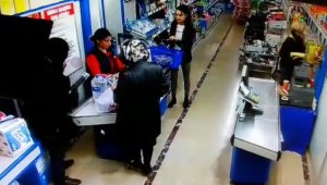 Pompalı tüfekli kar maskeli soygunda müşteri rahatlığı