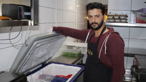 Restoran görevlisinin hayatını kurtaran refleksi (videolu)