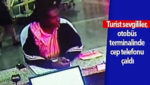Turist sevgililer, otobüs terminalinde cep telefonu çaldı