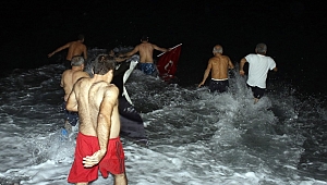 2018'i denize girerek karşıladılar
