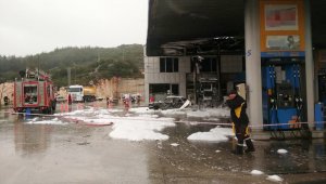 Akaryakıt istasyonuna yıldırım düştü