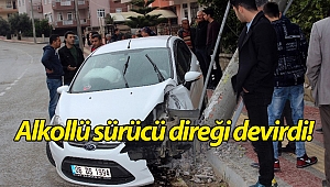 Alkollü sürücünün çarptığı elektrik direği 4 katlı binanın üzerine devrildi!