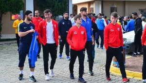 Futbolcular Cuma namazında