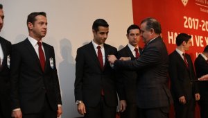 Hakemler kokartlarını teslim aldı