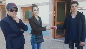 Minibüste bulduğu 10 bin lirayı Özbek turistlere teslim etti