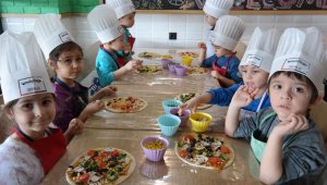Minikler kendi yaptıkları pizzaları yediler