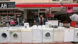 Onlarca eşyayı sokakta gören hırsız, neyi çalacağını şaşırdı (videolu)