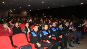Polis, tiyatro ile uyuşturucunun zararlarını anlattı