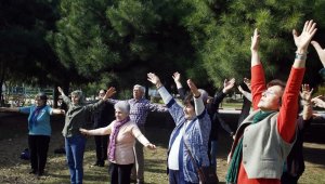 60 yaş üzeri üniversitede sabah sporla başlayan derslerde erkek öğrenciler örgü örüp, kadınlar tamirat yapıyor