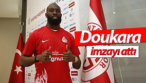 Antalyaspor'un yeni transferi Doukara imzayı attı