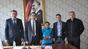 Finike Kaymakamı başarılı öğrencileri ödüllendirdi