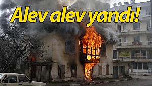 100 yıllık kerpiç bina alev alev yandı!