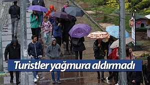 Antalya'da turistler yağmura aldırmadı