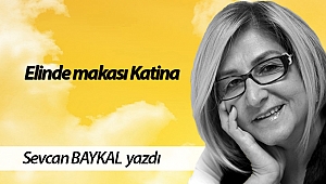  Elinde makası Katina
