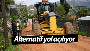Heyelan olan yola alternatif yol açılıyor