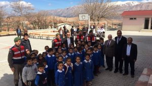 Korkuteli'de öğrencilerden Mehmetçik Vakfı'na bağış