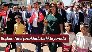 Başkan Türel ve eşi Ebru Türel çocuklarla birlikte yürüdü