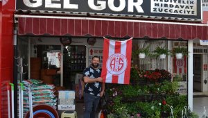 Esnafa 8 bin adet Antalyaspor bayrağı dağıtıldı