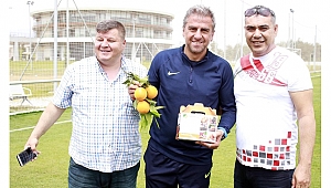 Finikeli taraftarlardan Antalyasporlu futbolculara portakal takviyesi