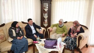 Tütüncü balkondan yapılan çay davetini kırmadı