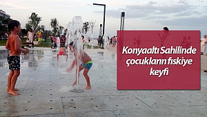 Konyaaltı Sahilinde çocukların fıskiye keyfi