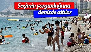 Seçimin yorgunluğunu denizde attılar (Videolu)