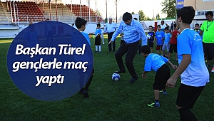 Başkan Türel, Elmalı’da gençlerle maç yaptı