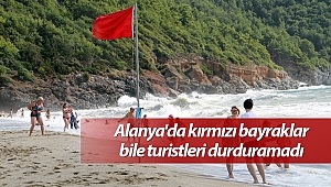 Alanya'da kırmızı bayraklar bile turistleri durduramadı