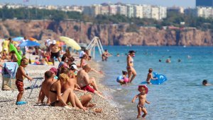 Antalya'da sahiller sonbaharda da dolu