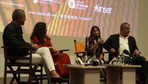 Oyuncu Hazal Kaya'ya sürpriz doğum günü pastası