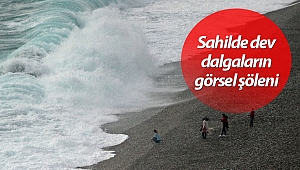 Dünyaca ünlü sahilde dev dalgaların görsel şöleni (Videolu)