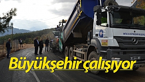 Konyaaltı Yarbaşçandır ve Çitdibi grup yolunda sıcak asfalt