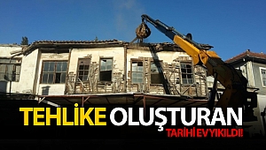 Tehlike oluşturan tarihi ev yıkıldı!
