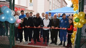 İlkokul Bahçesine halı saha açıldı