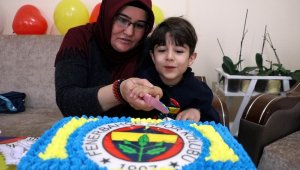 'Umut'landıran müjdenin ardından pastalı ilk doğum günü kutlaması