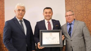 Alanya Belediye Başkanı Yücel, mazbatasını aldı