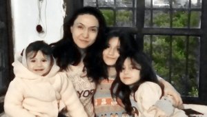 Ana sınıfı öğrencisi minik Merve'nin sırasına karanfiller bırakıldı