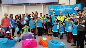 Antalya Polisi "Otizm Eksiklik Değil, Farklılıktır" sloganı ile otizmli çocuklarla buluştu