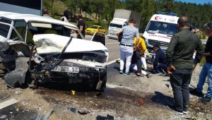 Antalya'da iki otomobil kafa kafaya çarpıştı: 2 yaralı