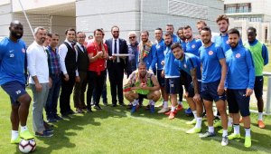 Antalyaspor antrenmanına sürpriz konuklar