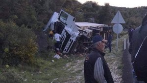 Devrilen tırın sürücüsü hayatını kaybetti