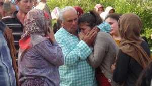 Eşinin kullandığı traktörün altında hayatını kaybetti