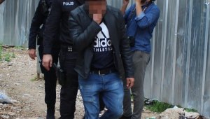 Eşiyle tartıştı, çatıya çıktı