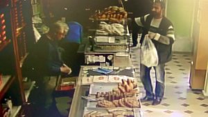 Fırının sadaka kutusunu ekmeklerin arasına koyup götürdü
