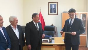 Gündoğmuş Belediye Başkanı Özeren mazbatasını aldı