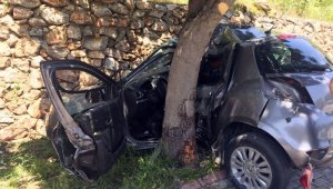 Hurdaya dönen araçtan sağ çıktılar