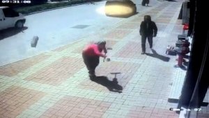 Kasap önünde kemik bekleyen köpeğe, parke taşıyla saldırdı