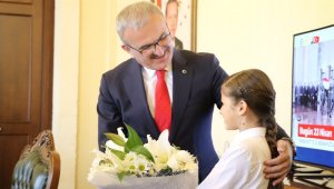 Küçük valinin ilk talimatı emniyet kemeri tokası oldu