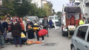 Manavgat'ta otomobil yayalara çarptı: 2 yaralı