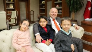 Miniklerden Rektör Ünal'a ziyaret